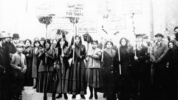 Triangle Shirtwaist Factoryko sutearen ondorengo protesta, New Yorkeko hondamendi industrialik hilgarriena. (1911)